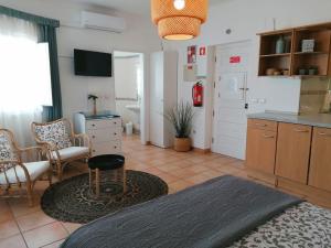米尔芳提斯城Apartamento Estúdio Pinhalmar的客房设有带桌椅的厨房。