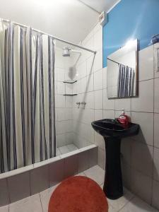 利马Samay Wasi - Aeropuerto的一间带黑色水槽和淋浴的浴室