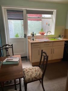 斯卡伯勒Bedford House Retreat的厨房配有水槽和桌椅