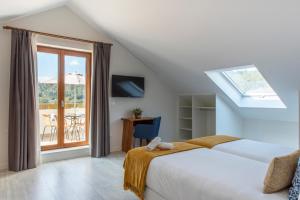 LiresLIRESCA的一间卧室设有两张床和一个美景窗户。