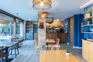 LiresLIRESCA的餐厅拥有蓝色的墙壁和桌椅