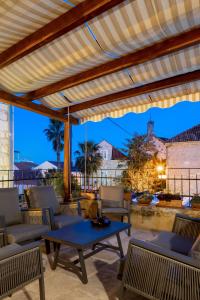 斯普利特Hotel Agava Split的户外庭院配有蓝色的桌椅