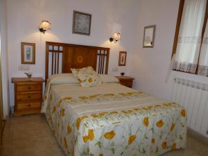 托尔拉La Abadía de Fragen-Ordesa的一间卧室配有一张床和一个木制床头板