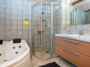 海默特6 person holiday home in Hemmet的带淋浴、卫生间和盥洗盆的浴室