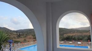 LivadiMylos的享有游泳池景致的拱形窗户