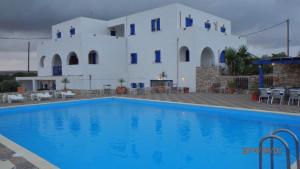 LivadiMylos的一座别墅,在一座建筑前设有一个游泳池