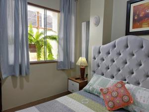 利马Casa Amarello的一间卧室设有一张大床和一个窗户。