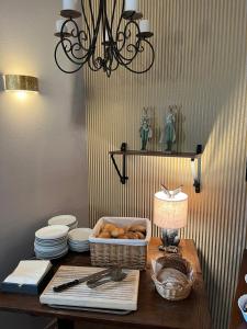 萨勒河畔瑙姆堡祖姆芮伯斯道克伽尼酒店的一张桌子,上面放着一篮面包和一盏灯