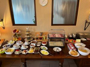 萨勒河畔瑙姆堡祖姆芮伯斯道克伽尼酒店的一张桌子上有很多种不同的食物
