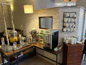 萨勒河畔瑙姆堡祖姆芮伯斯道克伽尼酒店的厨房配有带咖啡壶的吧台