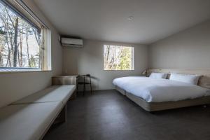 高山乌伯日黑丹诺莫里住宿加早餐旅馆的一间卧室设有一张大床和一个窗户。