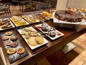 里米尼普林西DI皮埃蒙特酒店的自助餐,包括各种糕点和蛋糕