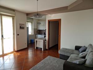 比耶拉Appartamento con vista montagne的带沙发的客厅和厨房
