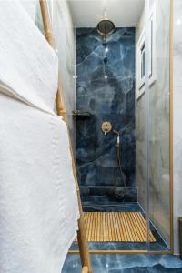 塞萨洛尼基Home is的浴室设有蓝色瓷砖淋浴。