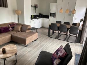 Sint Anthonis卑尔根假日公寓的客厅配有沙发和桌子