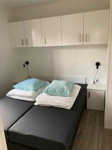 Sint Anthonis卑尔根假日公寓的一张床上有两个枕头的房间