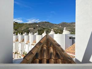 阿尔姆尼卡Casa del olivo的享有白色建筑屋顶的景色