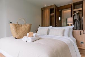 邦涛海滩Villa Alanna Phuket的卧室配有带毛巾的大型白色床