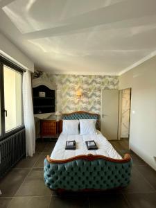莱萨布勒-多洛讷Villa Raissa marché Arago et les plages的一间卧室配有一张蓝色沙发的床
