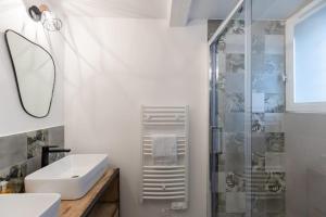 翁弗勒尔L'Atelier d'Eléa - 4 - Terrace - Indus-chic in the heart of Honfleur - 6 P的一间带水槽和淋浴的浴室