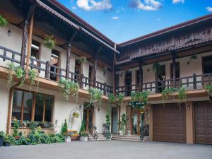 勒德乌齐加拉尼酒店的一座种植了植物的建筑,阳台和车库