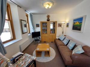 金克雷格Shetland Cottage Kincraig的带沙发和咖啡桌的客厅