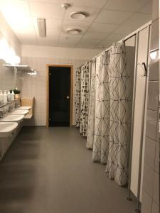 奥勒Åre Torg Hotell的浴室设有一排盥洗盆和卫生间