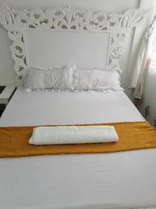 蒙巴萨Golden Nest的一张白色的床,上面有木板