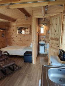 塞尔福斯Cosy Cabin by Lake & Woods with Views的小木屋内的一个床位