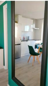 阿姆斯特丹Designed Penthouse, Amsterdam city center的厨房配有绿色椅子和桌子