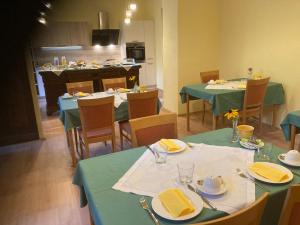 克尼特尔费尔德Zeilinger Villa的一间带绿色桌椅的用餐室和一间厨房