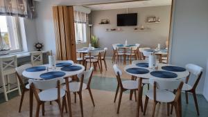 科特卡Hotel Vanha-Merivartioasema的一间配备有蓝色桌椅的用餐室