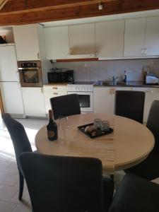 StångaGotland, Hästgård i Stånga的厨房配有一张桌子,上面放着一瓶葡萄酒