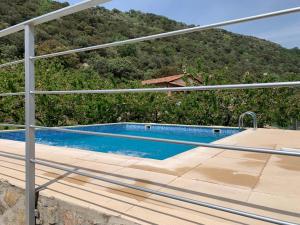 埃尔托尔诺Casa Rural Canchal Madroñeras ***的房屋阳台上的游泳池