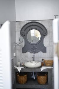 托泽尔Dar Yomma的一间带水槽和镜子的浴室