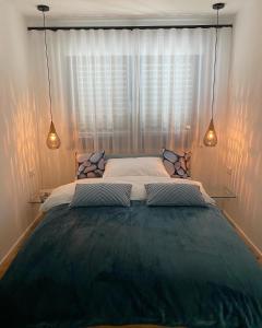 莱茵河畔凯尔Mittendrin Ortenau -keine Monteurwohnung-的卧室内的一张大床,带两个灯