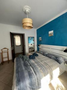 拉帕洛Civico69的一间卧室设有一张蓝色墙壁的大床
