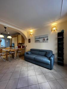 拉帕洛Civico69的一间带蓝色沙发的客厅和一间厨房