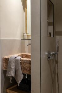 阿格里尼翁Agrinio ART Suites的一间带木制水槽和淋浴的浴室
