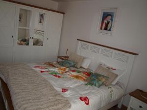 塔古玖Amavera Apartment的卧室里一张鲜花盛开的床