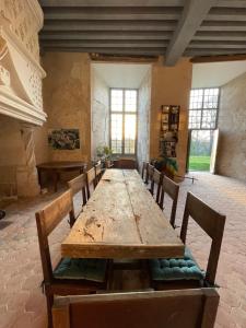 Saincaize-MeauceUn château en Bourgogne的大房间设有木桌和椅子