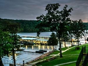 KaiserPeaceful 1st floor lakeside condo minutes from Osage Beach and Ozark State Park的享有码头和水中船只的景色