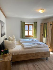 基普芬贝格Der Limes Kipfenberg的一间卧室设有一张大床和一个窗户。