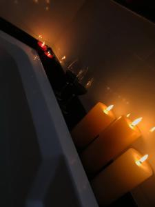 格拉玛多Chalé Romântico - Gramado的夜间在停车场停放带蜡烛的汽车