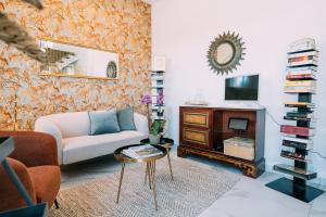 代尔特布雷L'Hotelet del Delta - adults的带沙发、电视和桌子的客厅