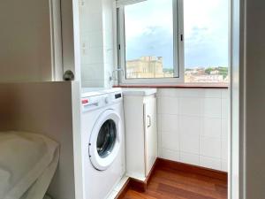 卡内·德·玛尔APARTAMENT MEDITERRANI的带窗户的浴室内的洗衣机和烘干机