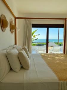 杰里科科拉Enjoy Jeri Praia的一间卧室设有一张床,享有海景