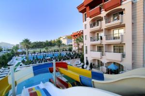 马尔马里斯阿依达俱乐部酒店的一座带水上公园的酒店游泳池