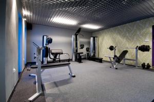 布拉涅沃Hotel Warmia Spa的一间健身房,里面配有两个跑步机和机器