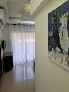 埃拉特Royal park-Garden Apartment的墙上有一匹马画的房间